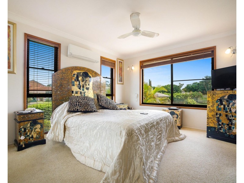 8 Penelope Court, Benowa QLD 4217