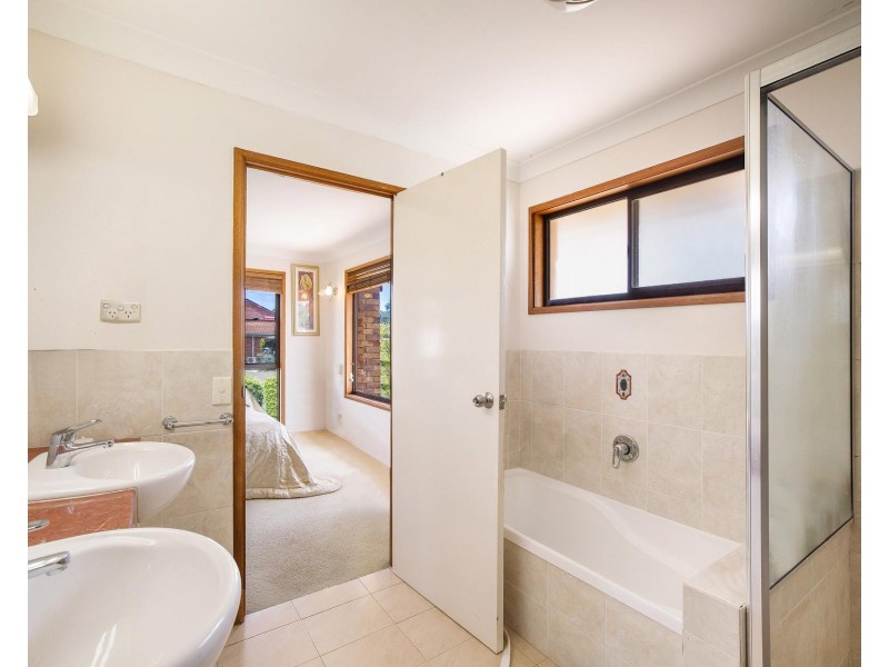 8 Penelope Court, Benowa QLD 4217