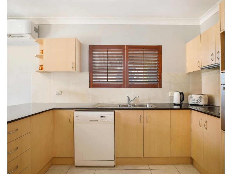 8 Penelope Court, Benowa QLD 4217