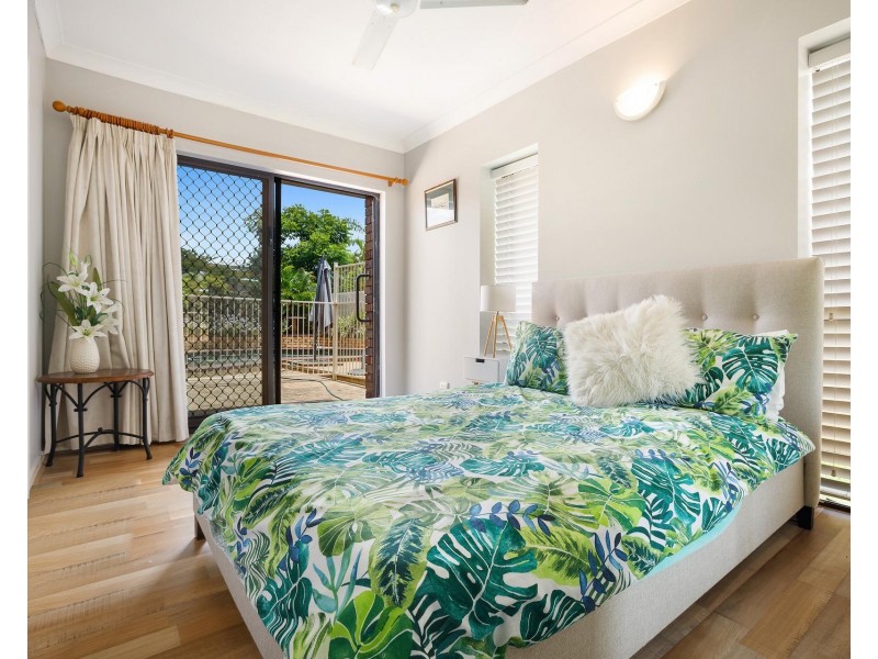 8 Penelope Court, Benowa QLD 4217