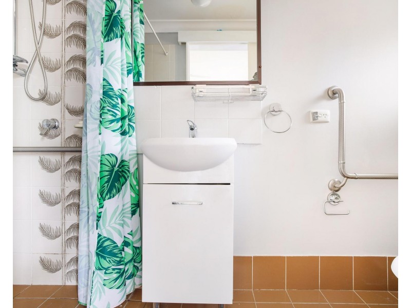 8 Penelope Court, Benowa QLD 4217