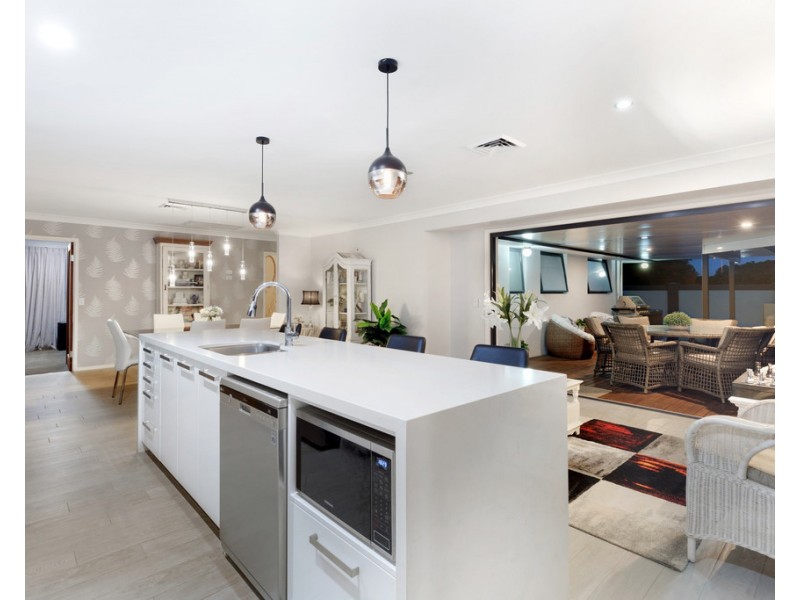 33 Port Jackson Boulevard, Clear Island Waters QLD 4226