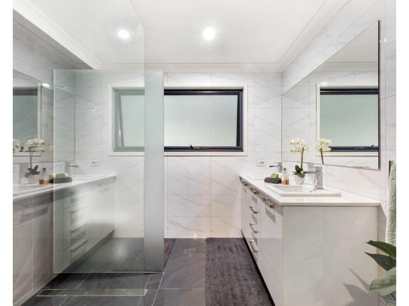 33 Port Jackson Boulevard, Clear Island Waters QLD 4226