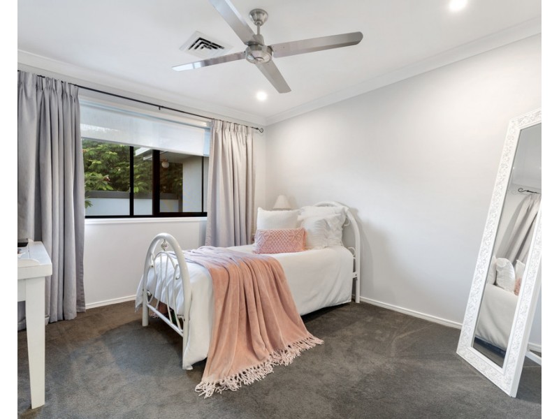 33 Port Jackson Boulevard, Clear Island Waters QLD 4226