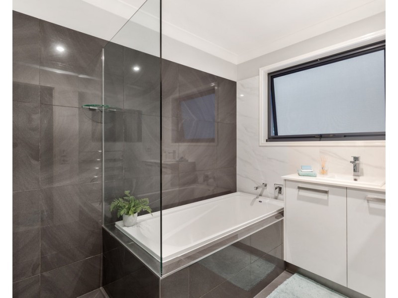 33 Port Jackson Boulevard, Clear Island Waters QLD 4226