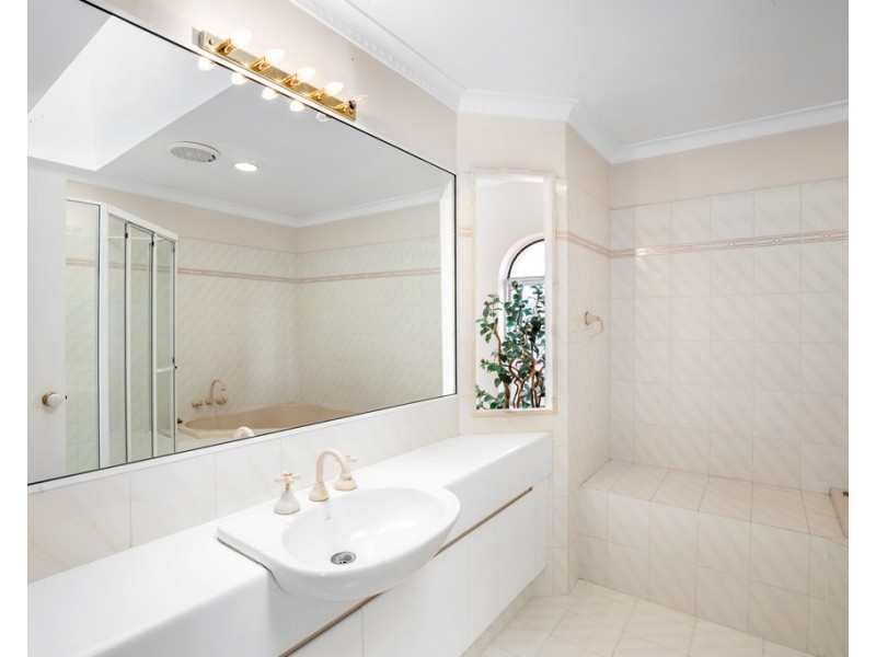 5 Cessnock Close, Mermaid Waters QLD 4218