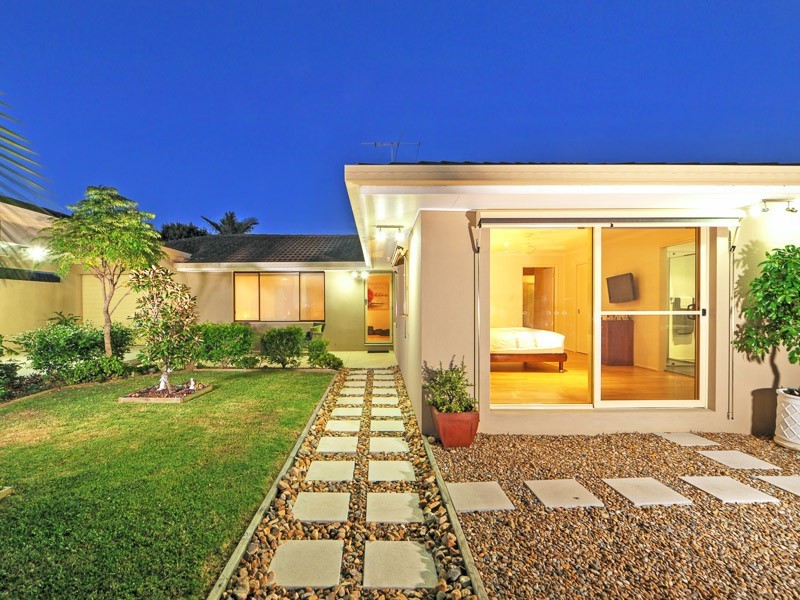 17 Bowline Road, Mermaid Waters QLD 4218