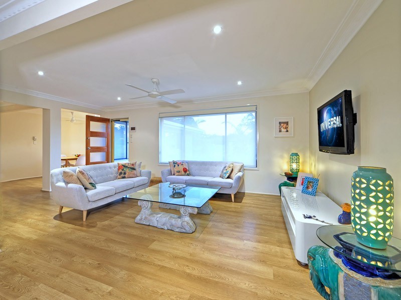 17 Bowline Road, Mermaid Waters QLD 4218