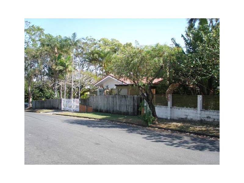4 Hilltop Street, Labrador QLD 4215