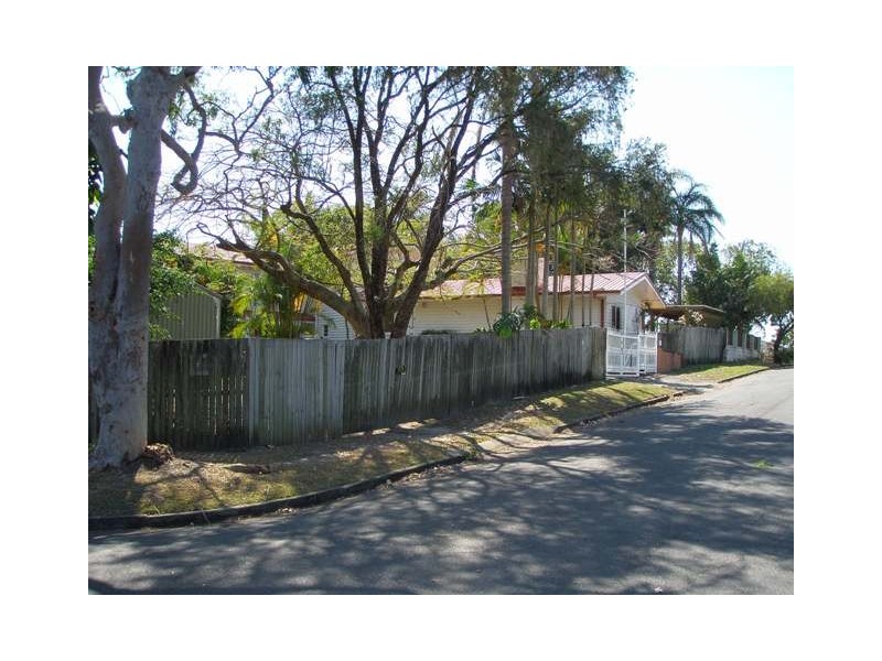 4 Hilltop Street, Labrador QLD 4215