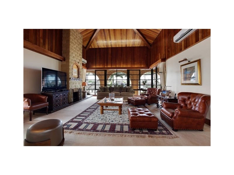 ‘Bartinon’ 26 Marseille Court, Sorrento QLD 4217