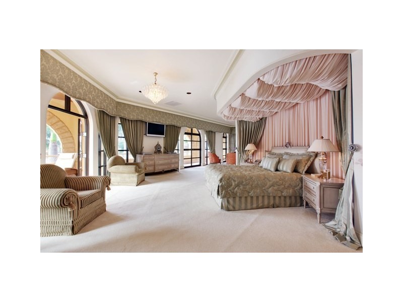 ‘Bartinon’ 26 Marseille Court, Sorrento QLD 4217