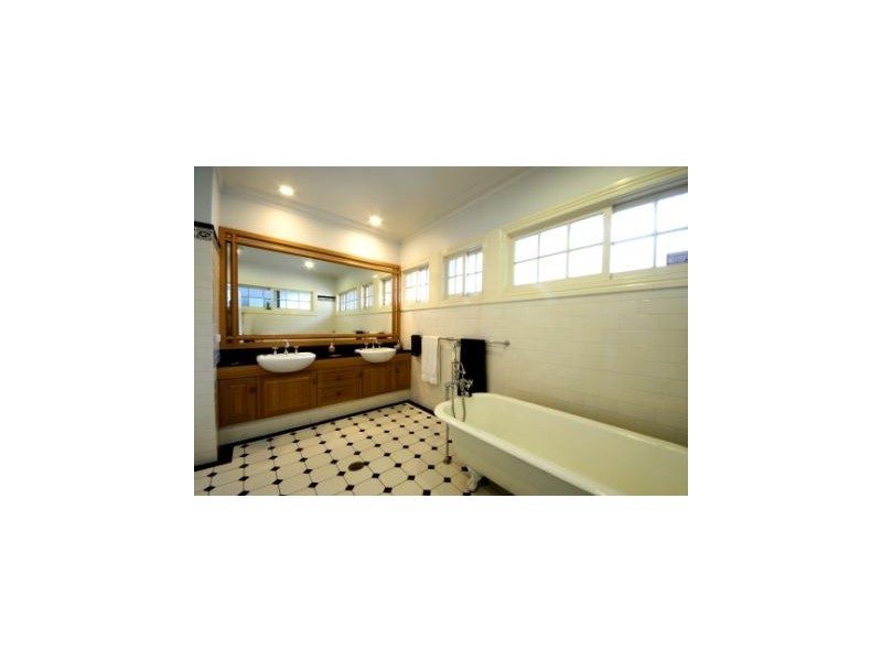 19 Wildash Street, Southport QLD 4215