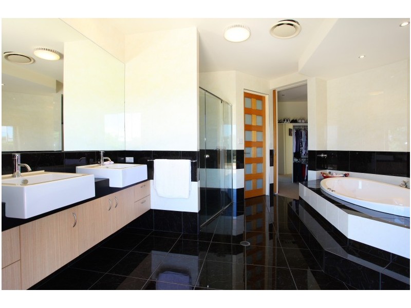 27 Lakelands Drive, Merrimac QLD 4226