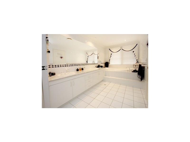 Villa 1 Bradford North, Rhode Island, Clear Island Waters QLD 4226