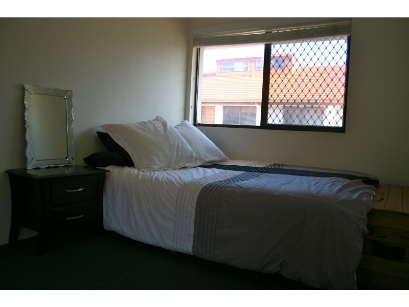 1/5 Aquila Court, Mermaid Waters QLD 4218