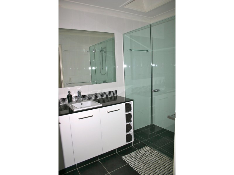 1/5 Aquila Court, Mermaid Waters QLD 4218