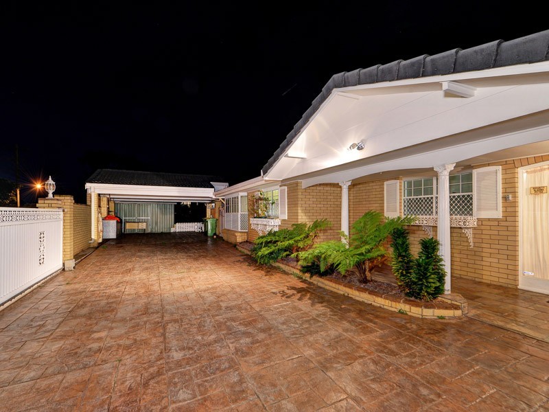 22 Sunshine Boulevard, Broadbeach Waters QLD 4218