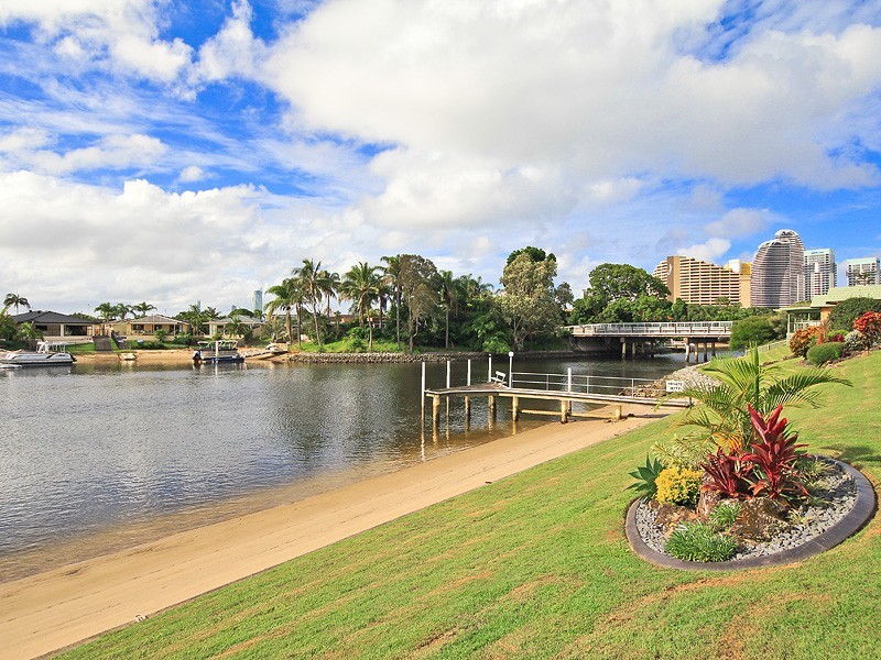 2/33 Hooker Boulevard, Broadbeach Waters QLD 4218