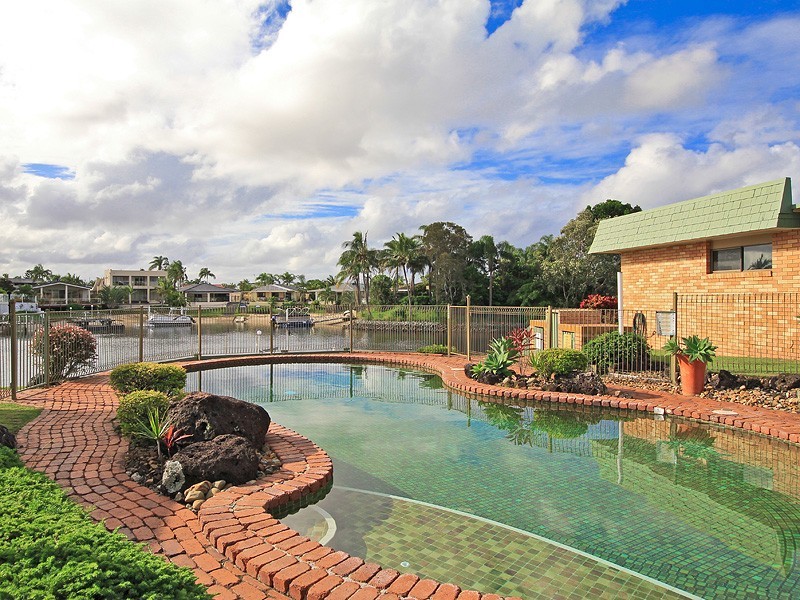 2/33 Hooker Boulevard, Broadbeach Waters QLD 4218