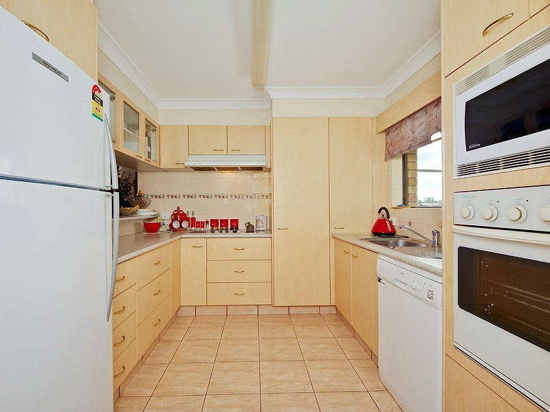 2/33 Hooker Boulevard, Broadbeach Waters QLD 4218