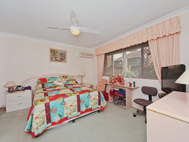 2/33 Hooker Boulevard, Broadbeach Waters QLD 4218