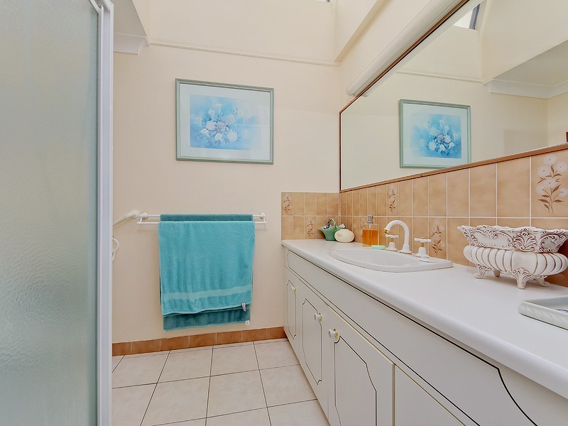 2/33 Hooker Boulevard, Broadbeach Waters QLD 4218