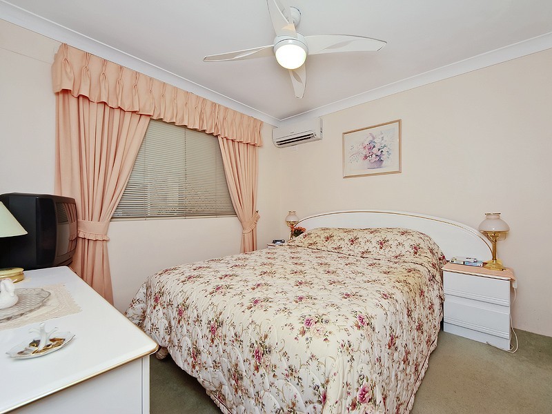 2/33 Hooker Boulevard, Broadbeach Waters QLD 4218