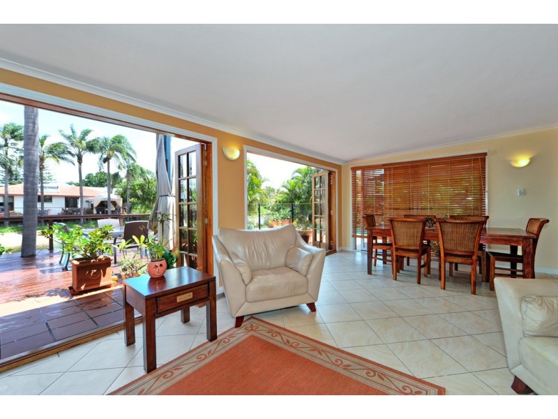 6 Palmetto Court, Broadbeach Waters QLD 4218