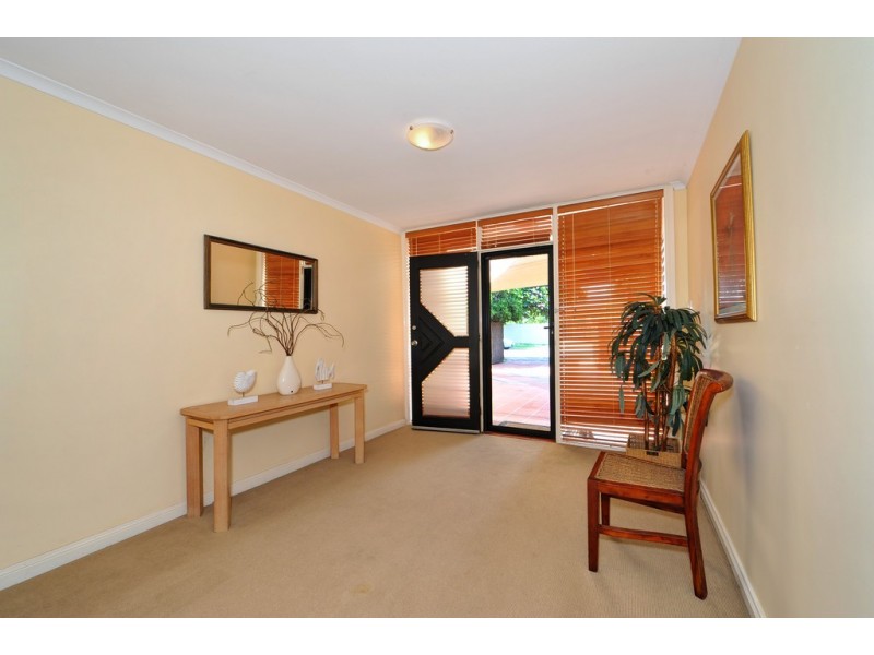 6 Palmetto Court, Broadbeach Waters QLD 4218
