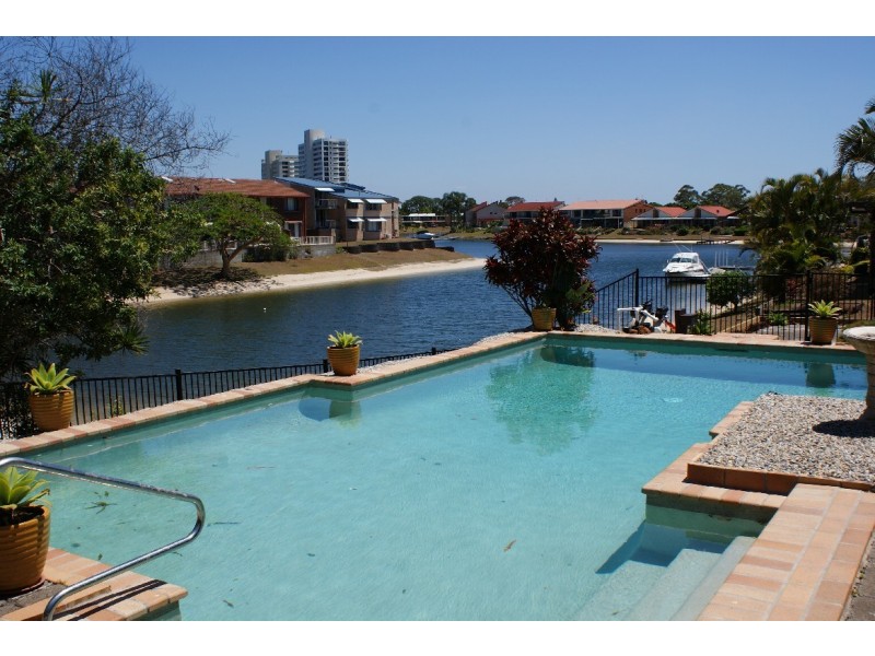 2/107 Sunshine Blvd, Mermaid Waters QLD 4218