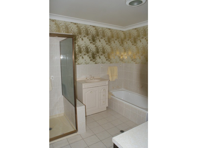 2/107 Sunshine Blvd, Mermaid Waters QLD 4218