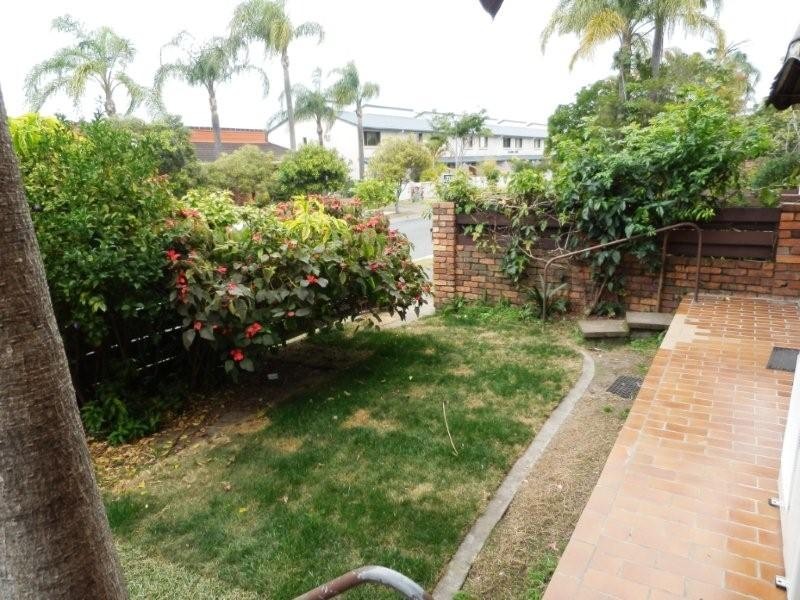 2/107 Sunshine Blvd, Mermaid Waters QLD 4218