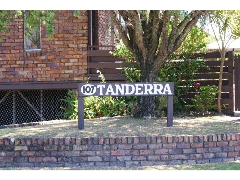 2/107 Sunshine Blvd, Mermaid Waters QLD 4218