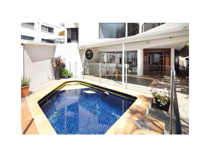 2/8 First Avenue, Broadbeach QLD 4218