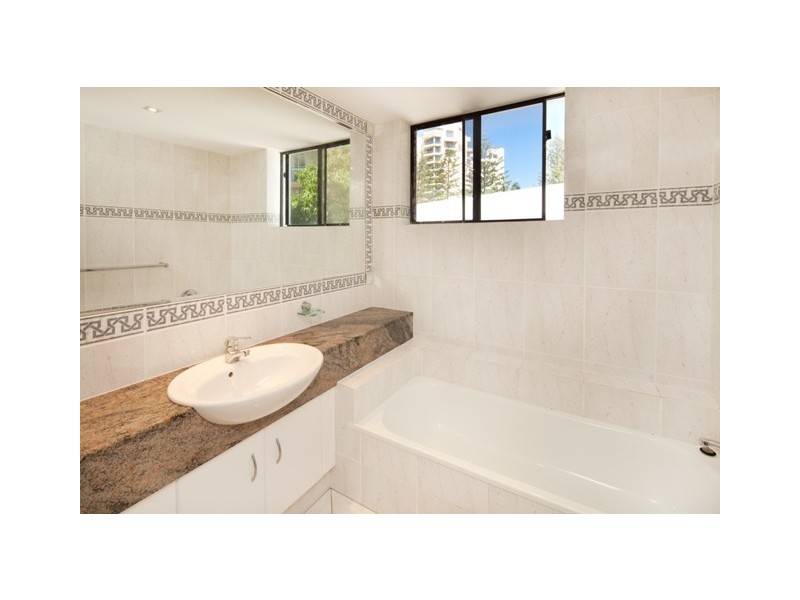 2/8 First Avenue, Broadbeach QLD 4218