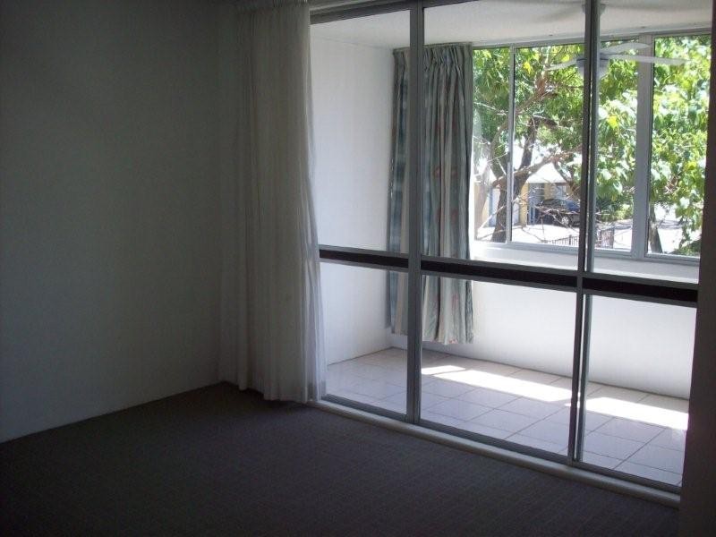 3/4 Alexandra Avenue, Broadbeach QLD 4218