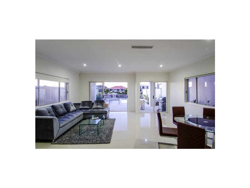 2236 Glengallon Way, Hope Island QLD 4212