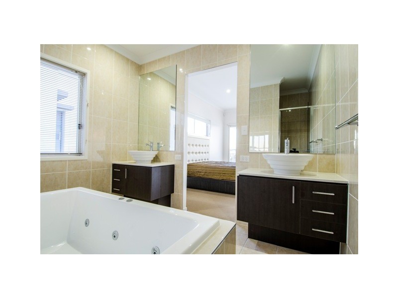 2236 Glengallon Way, Hope Island QLD 4212