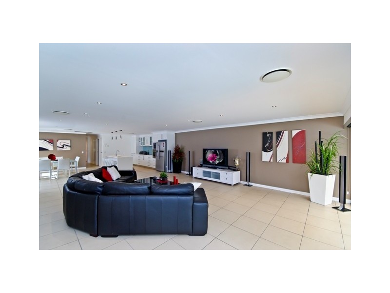 5 Village High Road, Benowa QLD 4217