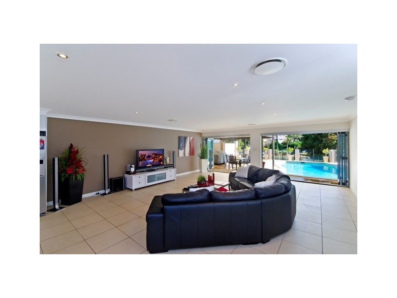 5 Village High Road, Benowa QLD 4217