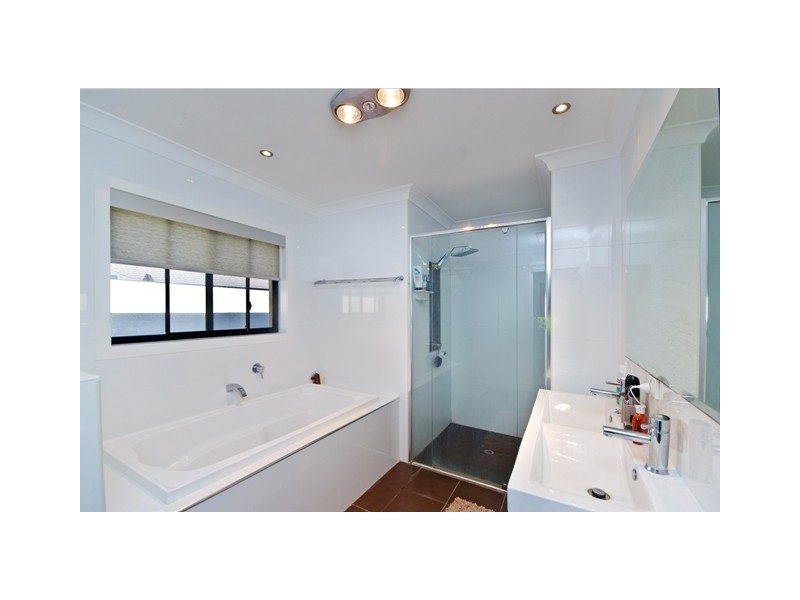 5 Village High Road, Benowa QLD 4217