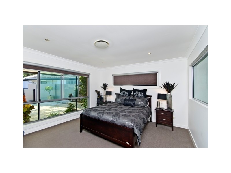 5 Village High Road, Benowa QLD 4217