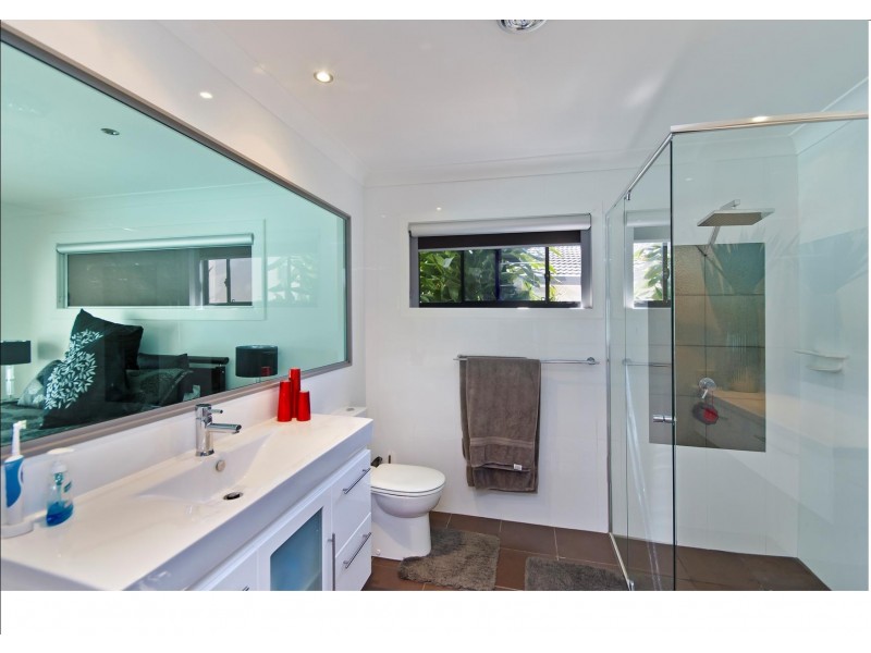 5 Village High Road, Benowa QLD 4217