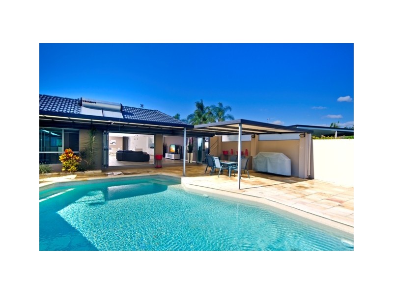 5 Village High Road, Benowa QLD 4217