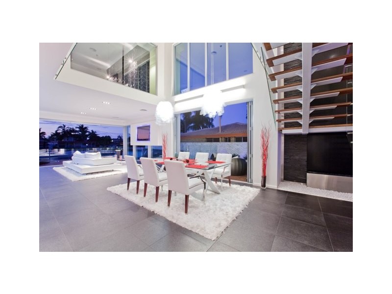 17 Mexicali Court, Broadbeach Waters QLD 4218