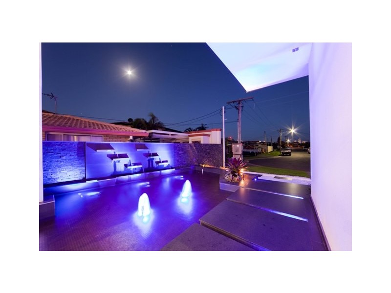 17 Mexicali Court, Broadbeach Waters QLD 4218