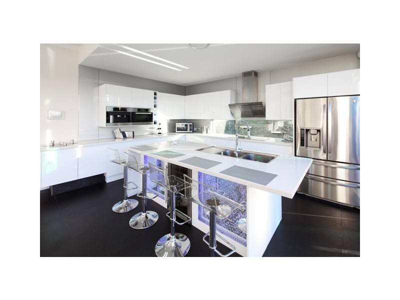 17 Mexicali Court, Broadbeach Waters QLD 4218