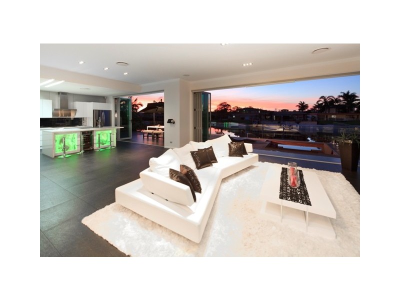 17 Mexicali Court, Broadbeach Waters QLD 4218