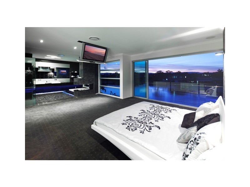 17 Mexicali Court, Broadbeach Waters QLD 4218